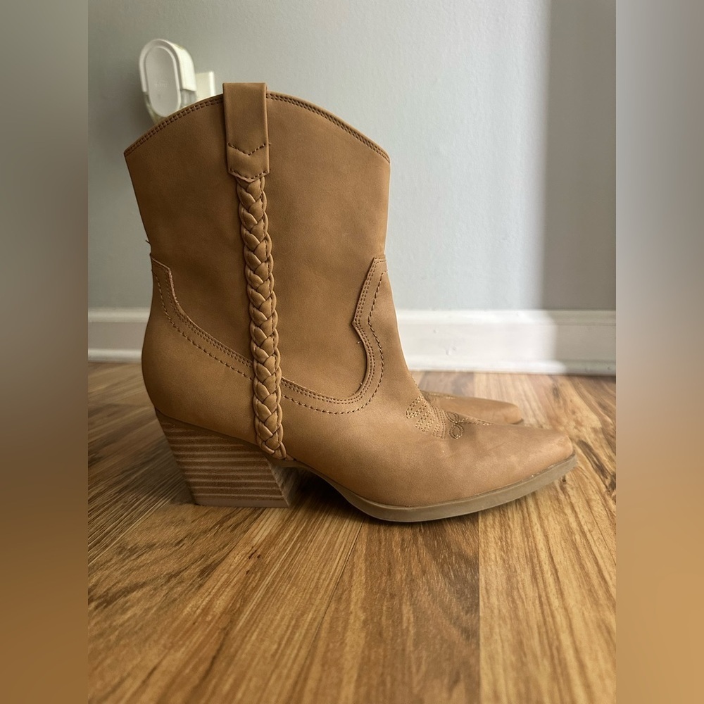 Dolce Vita Koolson Women’s Western Cowgirl lAnkle Boots in Camel Size 8.5